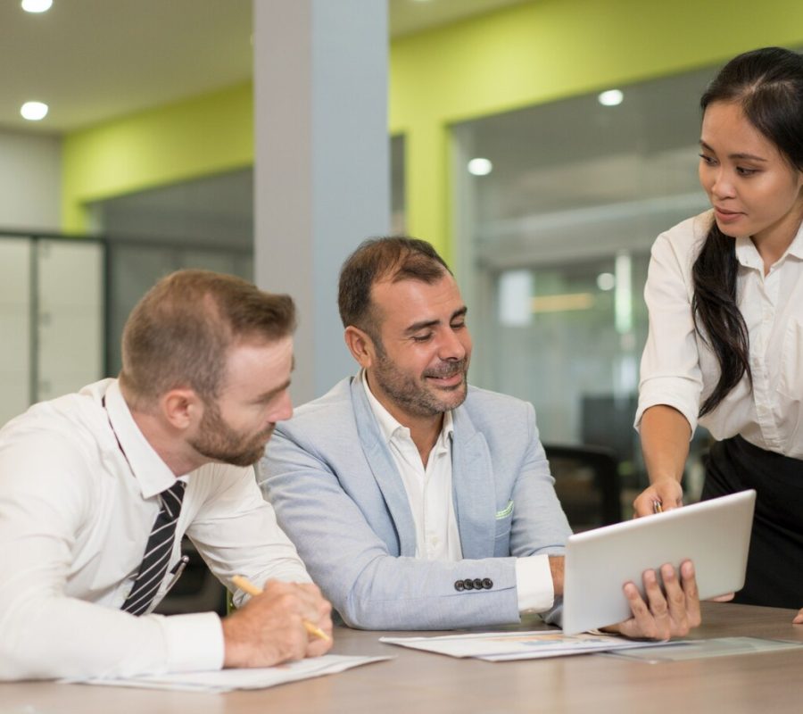 asian-business-lady-working-with-coworkers-desk_1262-14799